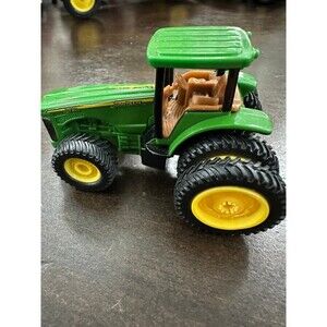 John Deere small tractor 1/64